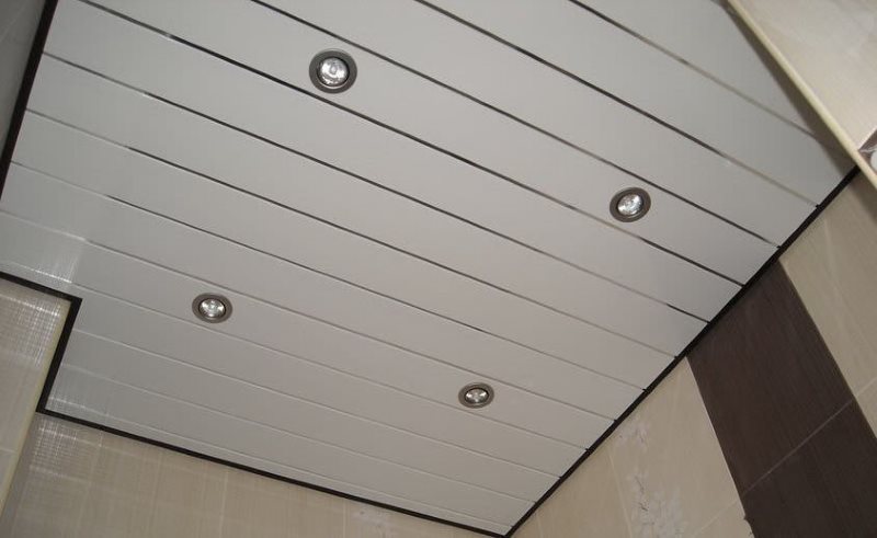 Реечный потолок в интерьере туалета