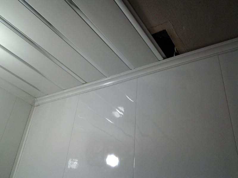 Монтаж пластиковых панелей на потолке туалета