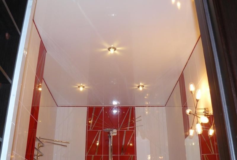 Точечные светильники на натяжном потолке туалета