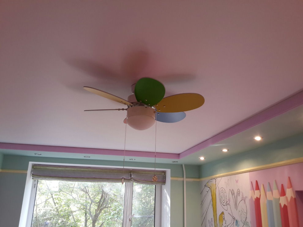 Вентилятор на натяжном потолке розового цвета