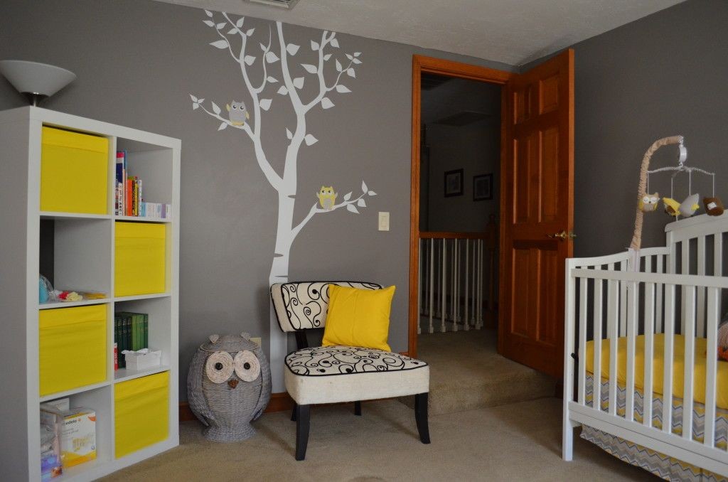 Бело-желтый шкаф в детской с серыми стенами