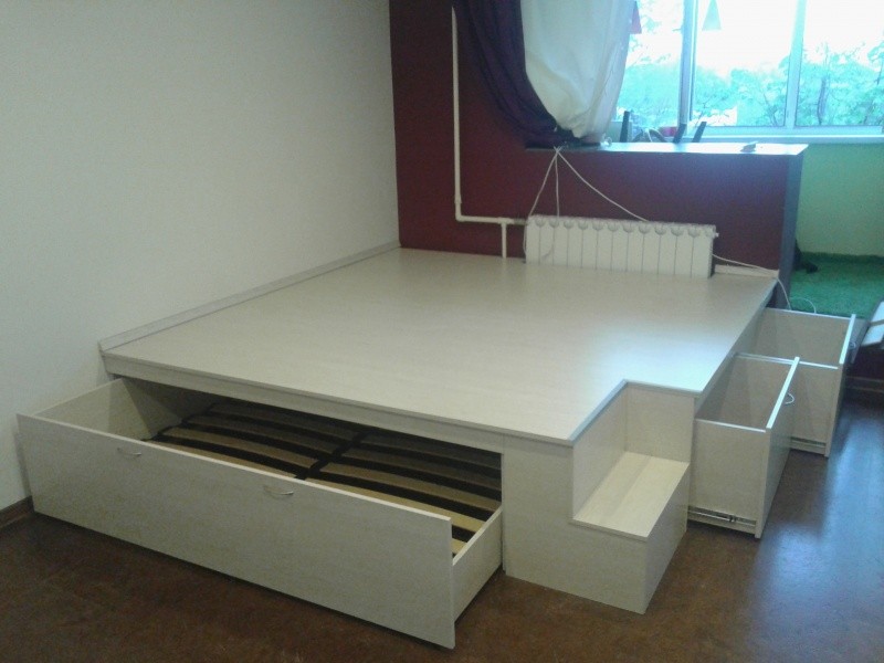 Угловой подиум белого цвета с кроватью и ящиками