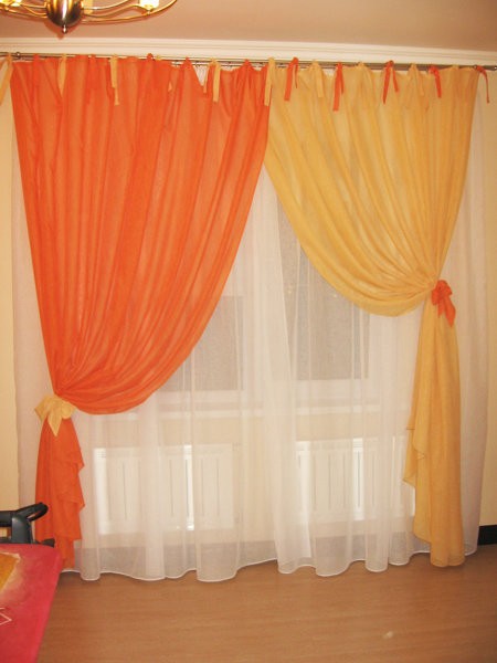 Оранжево-желтые шторы в комнате девочки