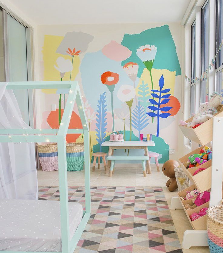 Роспись стены детской комнаты акриловыми красками