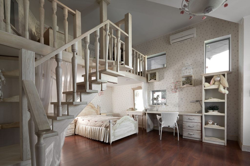 Деревянная лестница в комнате девочки