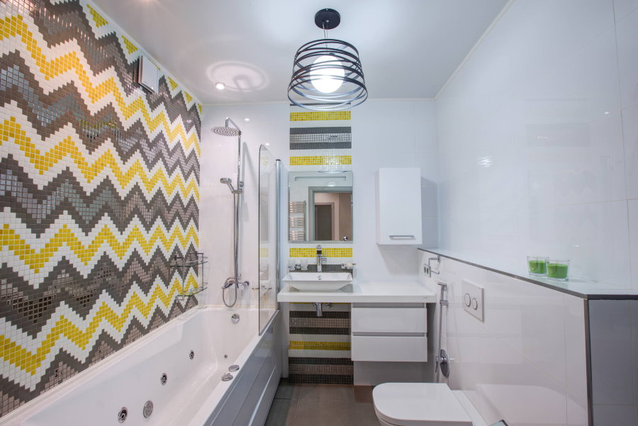 Серо-желтая мозаика на стене ванной площадью 5 5 квадратов