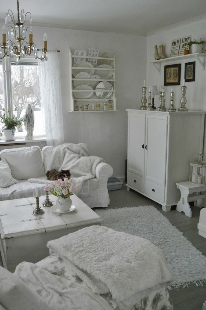 Уютная гостиная в стиле классики с белой мебелью