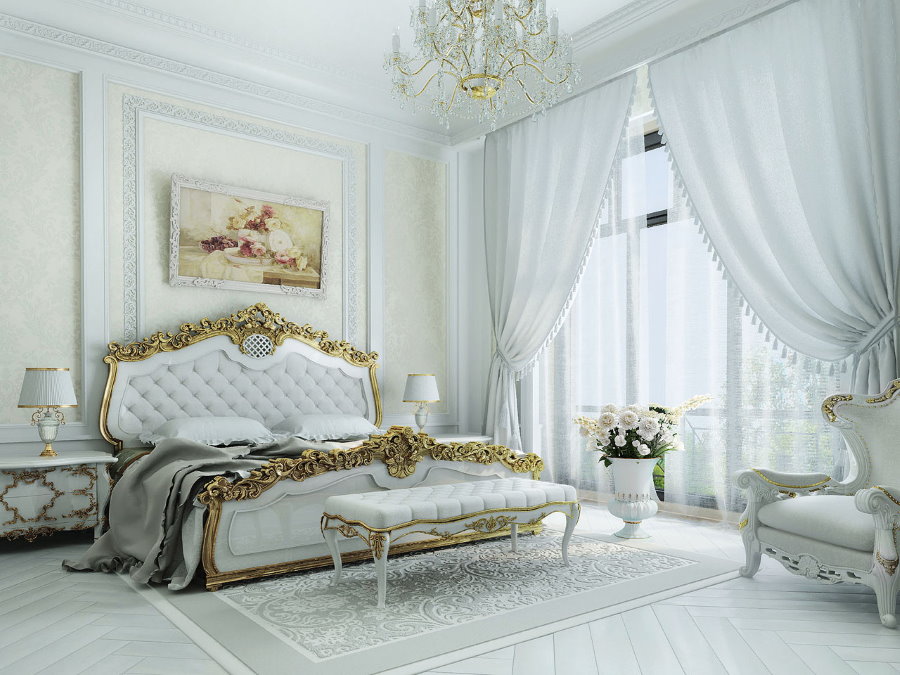 Интерьер классической спальни с белыми шторами