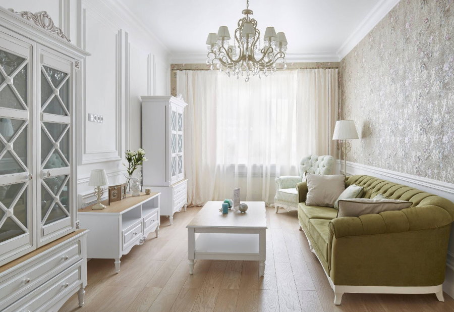Оливковый диван в белой гостиной комнате