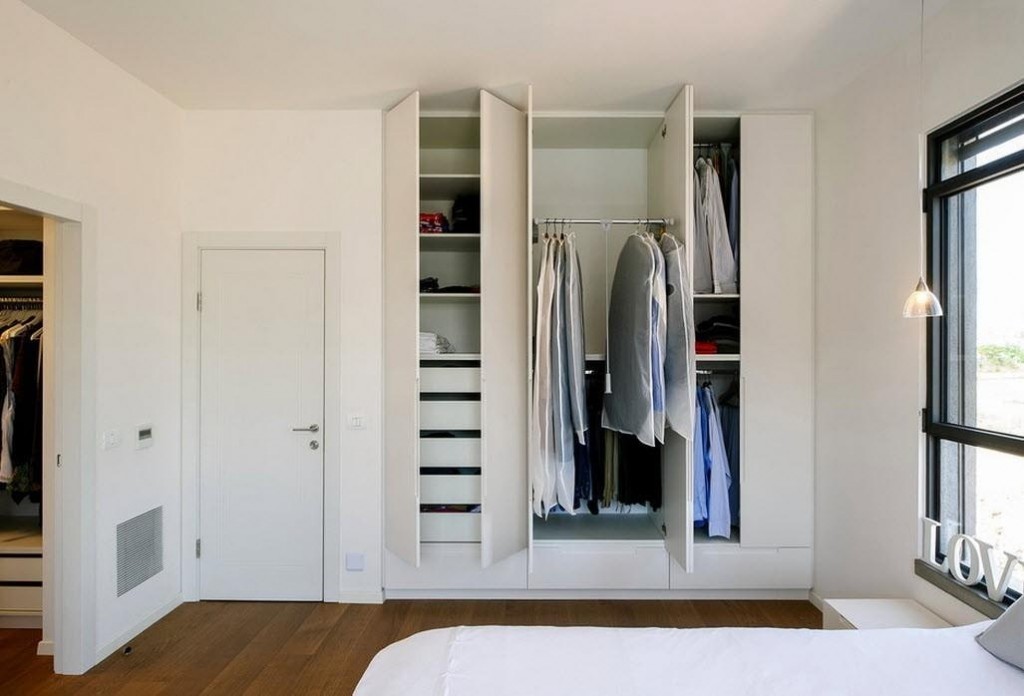 Встроенный гардероб в шкафу с распашными дверцами