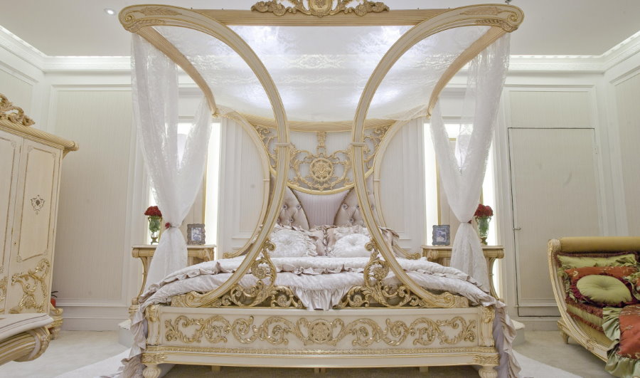 Роскошная кровать в белой спальне стиля модерн