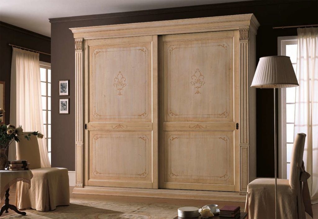 Деревянный гардеробный шкаф в классическом стиле