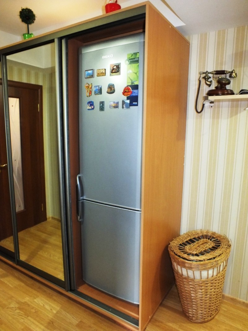 Холодильник в интерьере гостиной