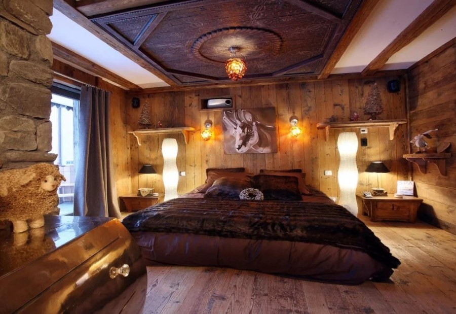 Декор потолка спальни в деревянном доме