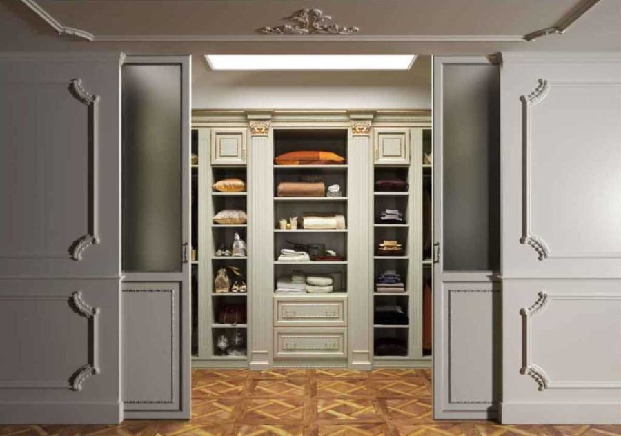 Раздвижные двери в гардеробной классического стиля