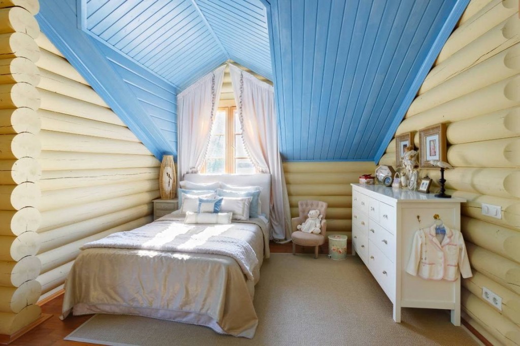 Голубой потолок в детской спальне на мансарде
