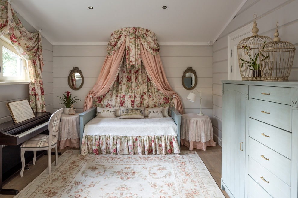 Красивая детская спальня в стиле шебби-шик