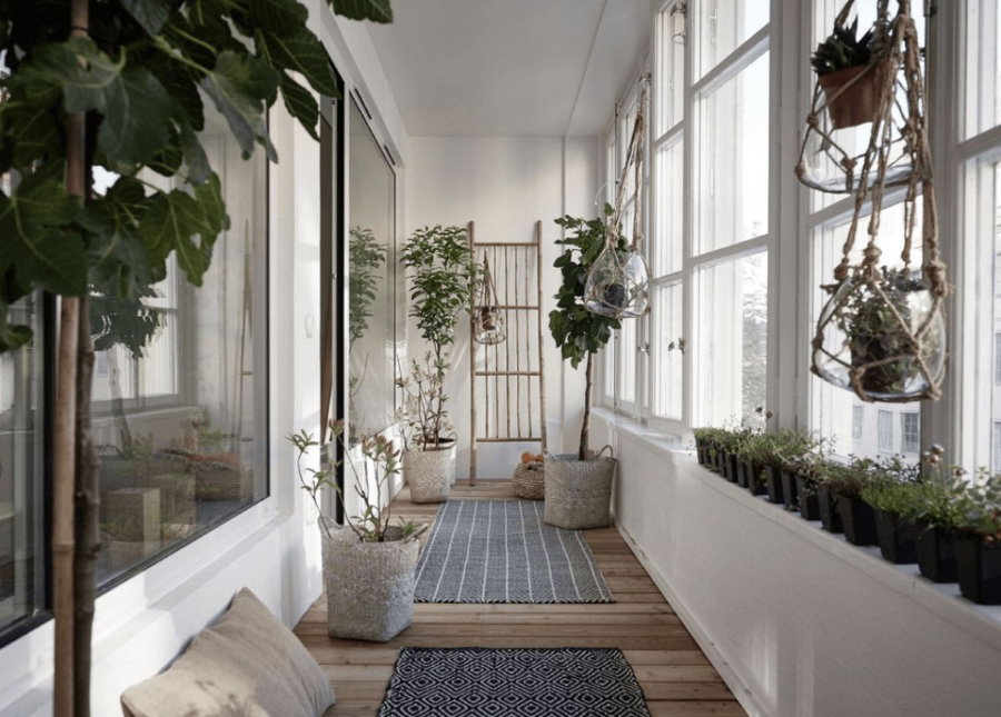 Сад с живыми растениями на балконе спальни