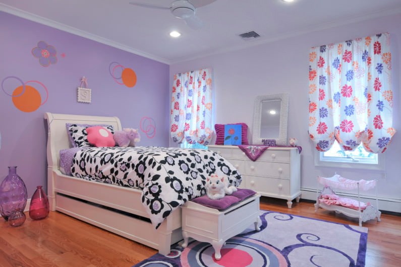 Нежно-фиолетовые обои в комнате девочки