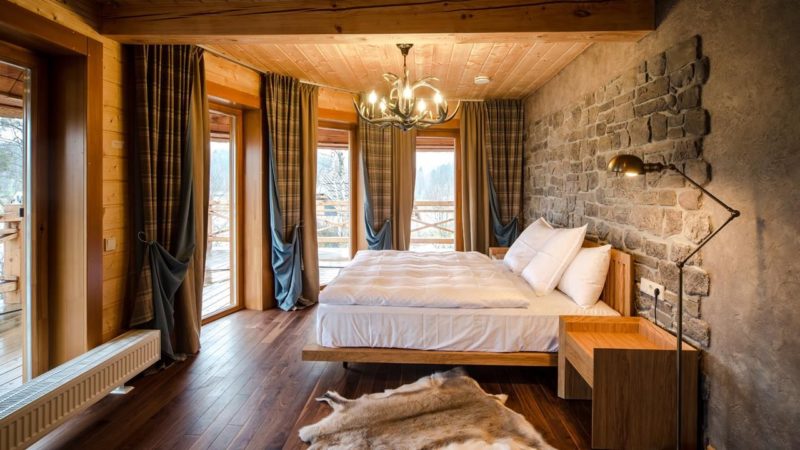 Как выбрать шторы в спальню для деревянного дома
