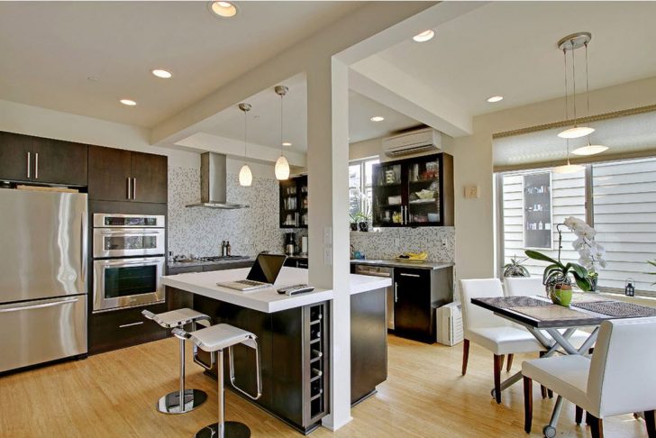 The arch in the kitchen with a Breakfast bar