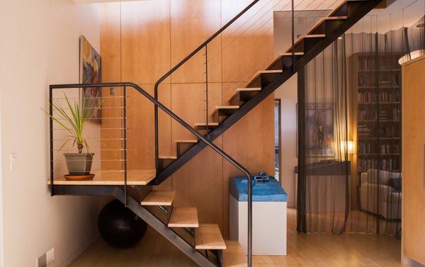 Как правило, ширина лестницы зависит от размера и особенностей помещения