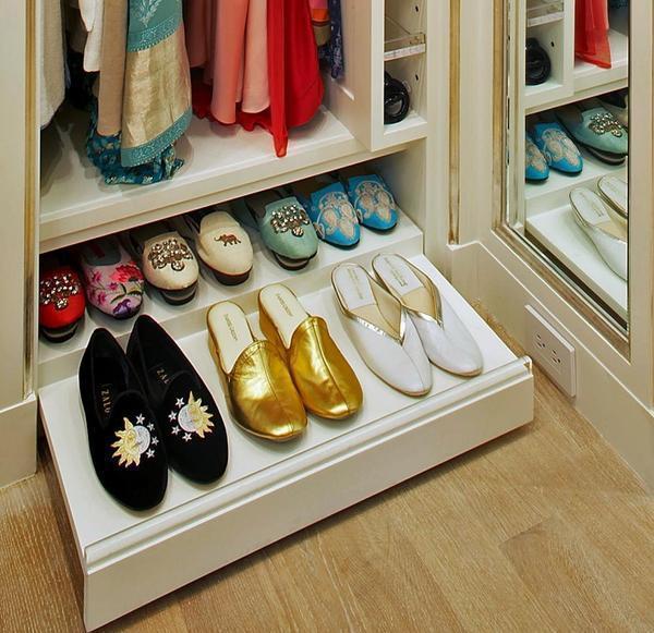 Имейте в виду, что ящики для хранения обуви должны быть расположены в нижней части обувницы. Это поможет освободить пространство для других вещей