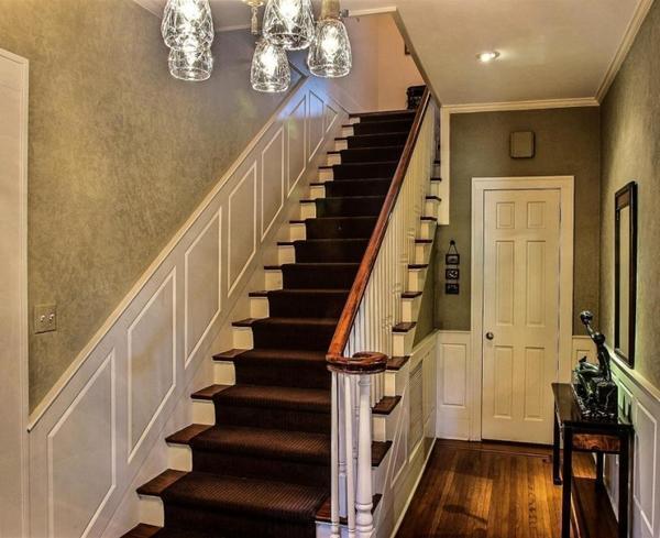 Для обустройства лестницы в частном доме лучше использовать натуральные материалы, которые являются безопасными для здоровья человека