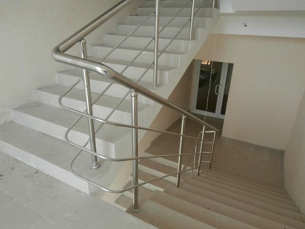 Хромированные перила для лестницы обладают высокой функциональностью