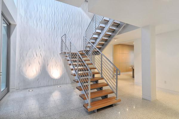 Лестница с железным каркасом хорошо вписывается в интерьер, выполненный в стиле модерн или хай-тек 