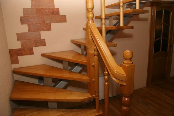 Отличным решением является использование металлического каркаса в сочетании с деревянной отделкой лестницы 