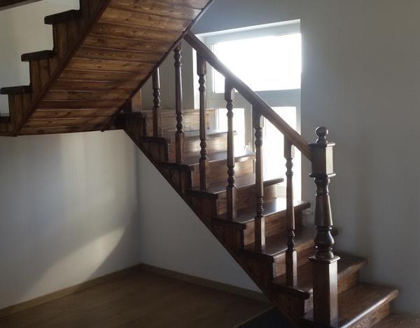 Размер ступеней для лестницы нужно подбирать так, чтобы они были комфортными как для членов семьи, так и для гостей
