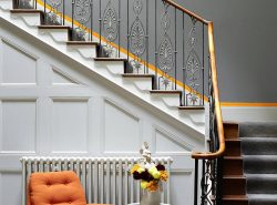 Кованые лестницы уже давно используются в интерьерах домов и смотрятся довольно изящно и стильно