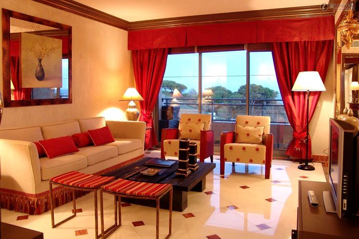 Кирпично-красные шторы могут стать ярким акцентом в оформлении помещения, поэтому продумайте другие цвета, чтобы не перегрузить интерьер