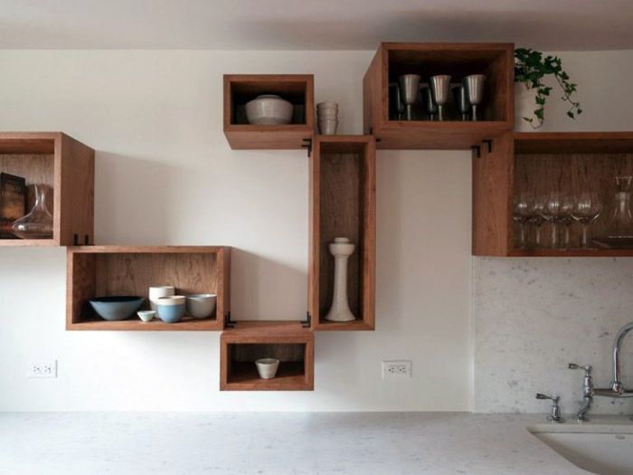 Закрытые полки могут быть элементами декора кухонного пространства и местом размещения кухонной утвари