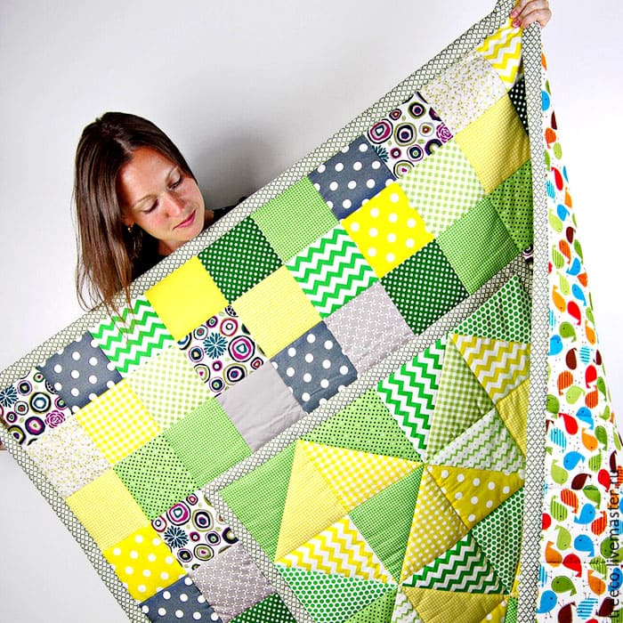 Одеяло в технике пэчворк может изготавливаться с обеих сторон с использованием разного текстиля