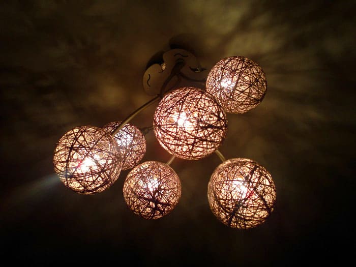 Нитки и шарики давно уже помогают в оформлении дизайна помещения как плафоны для светильника. Это отличный и доступный каждому вариант
