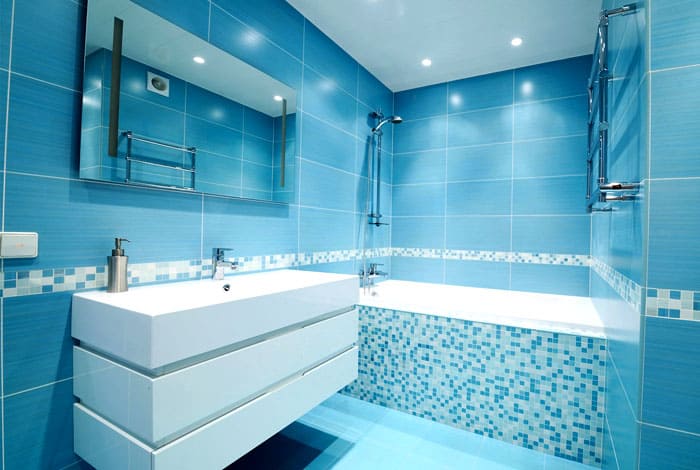 Голубая палитра всегда считалась самой подходящей для декора ванной