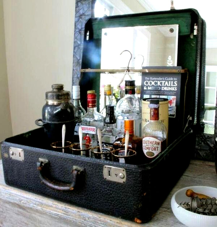 Простой настольный мини-бар из чемодана в открытом виде. Отлично смотрится в интерьере со стилем лофт
