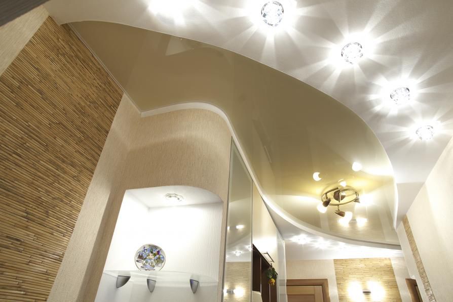 Конструкция двухуровневых натяжных потолков с точеными светильниками