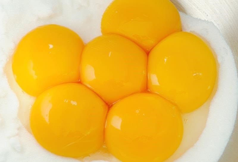 The Easiest, Most Practical Way to Separate Egg Yolks from Egg Whites Without Getting Messy