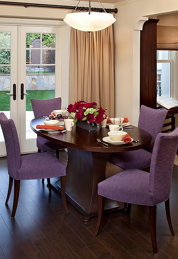 Фиолетовые стулья в классической столовой
