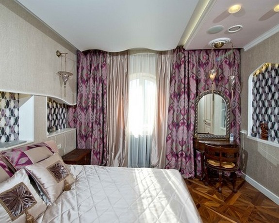 тройные портьеры в спальне в классическом стиле