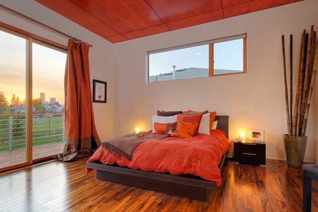 коричнево-терракотовые портьеры в спальне
