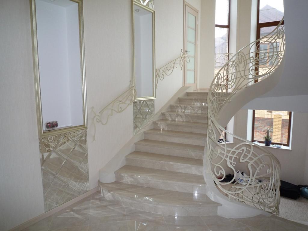 Лестница из искусственного камня прекрасно дополнит интерьер помещения в классическом стиле