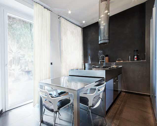 Такая расстановка мебели делает делит кухню на зоны, увеличивая полезное пространство 