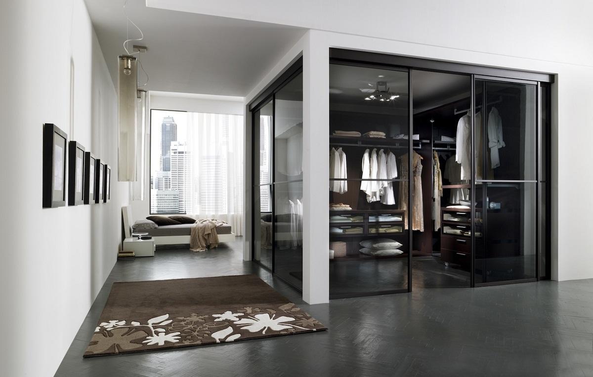 Гардеробная комната, оснащенная зеркалами, хорошо смотрится в гостиной, сделанной в стиле хай-тек или модерн 
