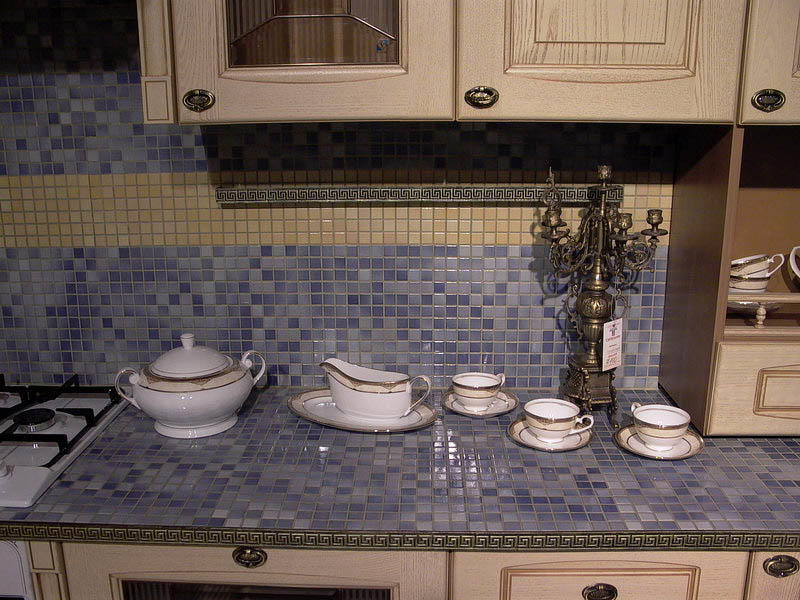 Мозаика совместима практически со всеми стилями кухонь
