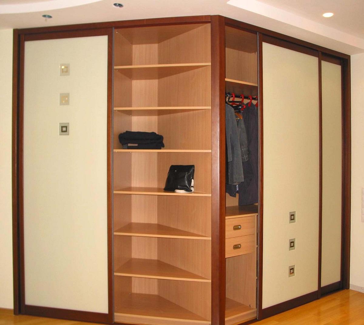 Дизайн шкафа следует выбирать, исходя из стиля, в котором выполнена прихожая 