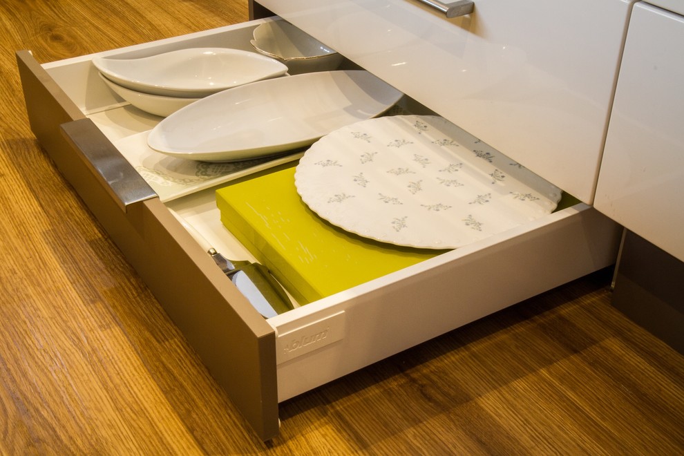 Выдвижной цокольный ящик для хранения кухонной утвари